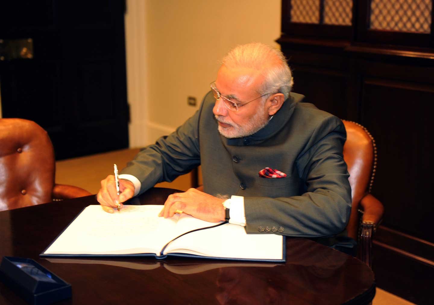 Narendra Modi signing the visitors log at the White House